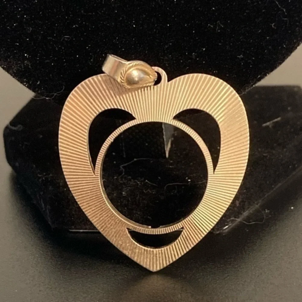 Golden heart pendant.